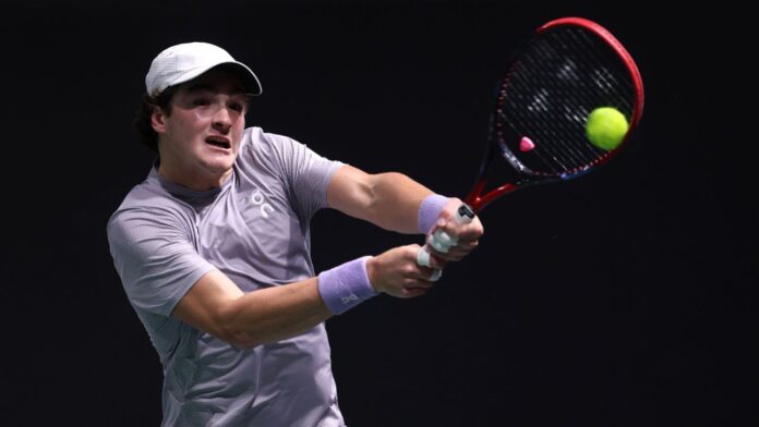 João Fonseca vira sobre Shapovalov dois dias após título histórico João Fonseca vira sobre Shapovalov dois dias após título histórico e vence na estreia no Masters 1000 de Paris