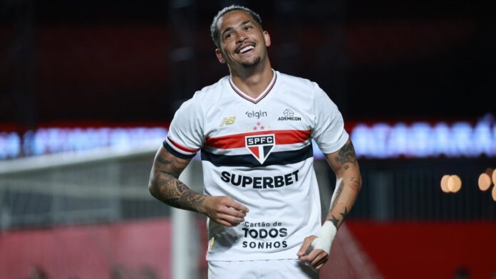 Luciano desabafa após gol 100 pelo São Paulo: 'Sou tão Luciano desabafa após gol 100 pelo São Paulo: 'Sou tão criticado e vaiado pela minha torcida...'