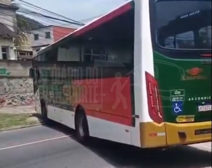 Megaoperação da Segurança Pública no Rio de Janeiro e confrontos Megaoperação da Segurança Pública no Rio de Janeiro e confrontos com criminosos resultam em mais de 50 ônibus utilizados como barricadas nesta terça-feira (28)