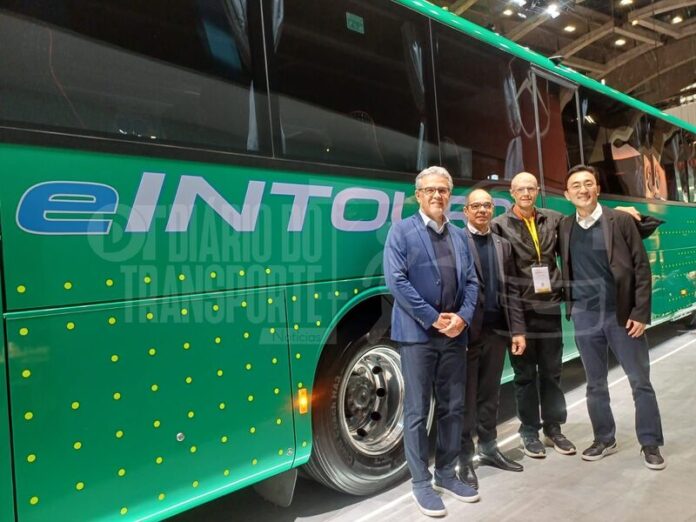 Mercedes-Benz, Scania, MAN, Volkswagen e Volvo formam joint venture para infraestrutura de pesados elétricos. Daimler vai oferecer eletropostos para ônibus rodoviários em 2026 – VÍDEOS