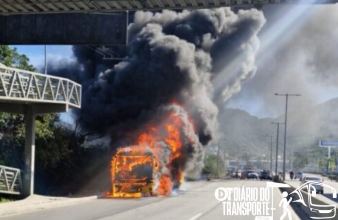 Motociclista morre carbonizado após colisão com ônibus na SC-401 em Florianópolis nesta quarta-feira (8)