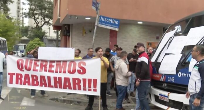 Motoristas da RTO protestam na Zona Sul de São Paulo, reivindicando pagamentos atrasados
