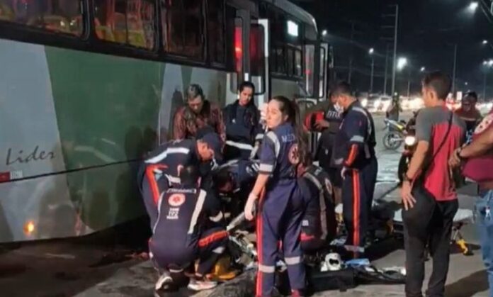 Mulher fica gravemente ferida em acidente entre moto e ônibus na avenida Torquato Tapajós, em Manaus na noite desta quarta-feira (15) 