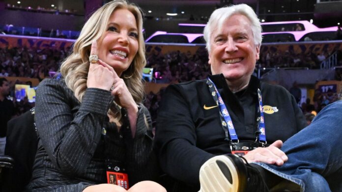 NBA aprova venda do Los Angeles Lakers para dono bilionário NBA aprova venda do Los Angeles Lakers para dono bilionário por valor estratosférico