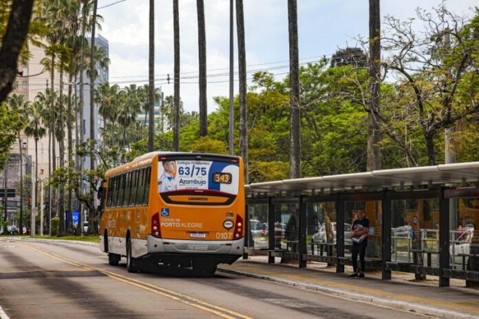 Novos abrigos de ônibus começam a ser instalados no corredor da Osvaldo Aranha, em Porto Alegre (RS)