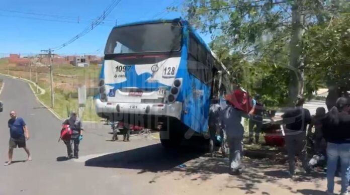 Ônibus cai em barranco e deixa feridos em Campinas (SP) no início da tarde desta terça-feira (21)