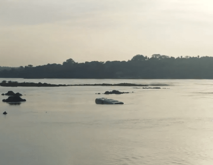 Ônibus cai no rio Tocantins, em Tocantinópolis (TO), e motorista Ônibus cai no rio Tocantins, em Tocantinópolis (TO), e motorista que estava no bagageiro morre na madrugada deste domingo (26)