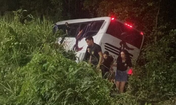 Ônibus com estudantes de Pilar cai em ribanceira na AL-101 Sul, em Marechal Deodoro (AL) na noite desta quinta-feira (16) 