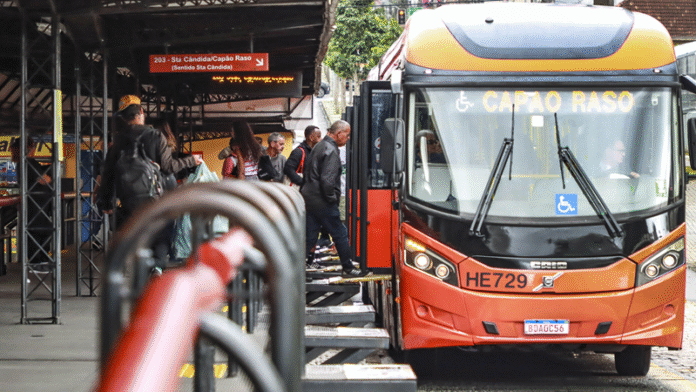 Ônibus de Curitiba (PR) são o principal meio de transporte de quase um terço dos trabalhadores da capital, aponta Censo 2022