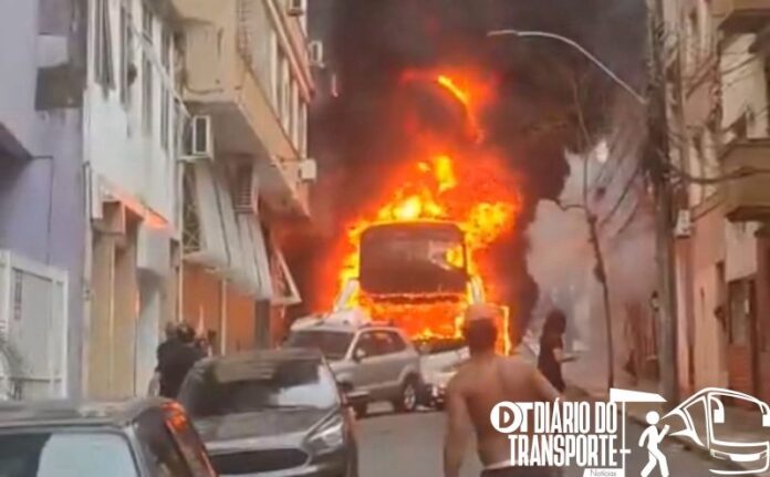 Ônibus em excursão perde controle, colide com veículos e prédio e pega fogo no Centro de Porto Alegre (RS) nesta sexta-feira (3)