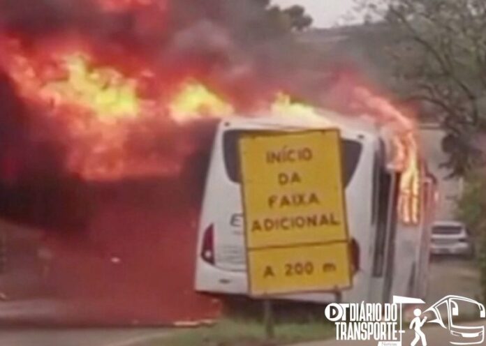 Ônibus escolar pega fogo durante trajeto com alunos em Pilar do Sul (SP) nesta terça-feira (7)