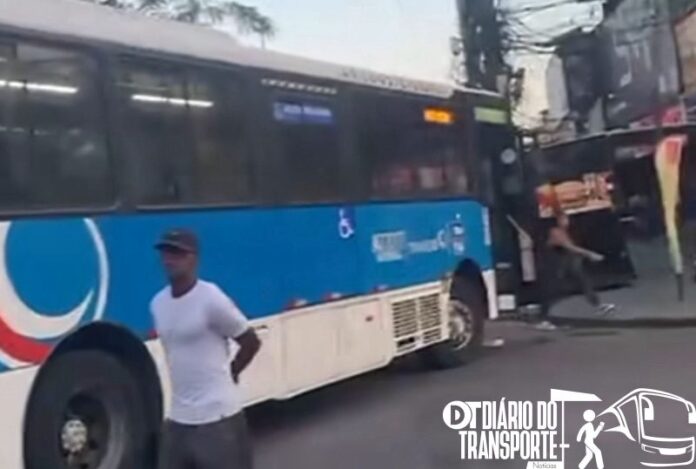 Ônibus são sequestrados e usados como barricada na Cidade de Deus, no Rio de Janeiro nesta quinta-feira (16)