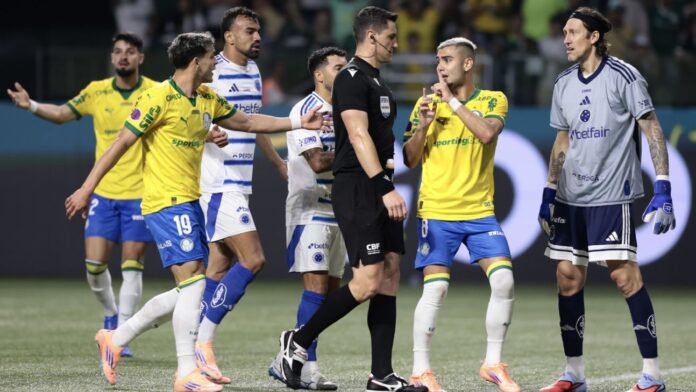 Palmeiras e Cruzeiro empatam em jogo repleto de polêmicas e Palmeiras e Cruzeiro empatam em jogo repleto de polêmicas e embolam disputa pelo título do Brasileirão