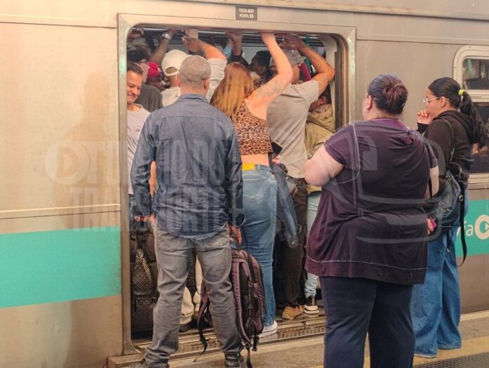 Passageiros enfrentam problemas na Linha 9-Esmeralda no retorno para casa nesta quinta-feira (23); operação já foi normalizada