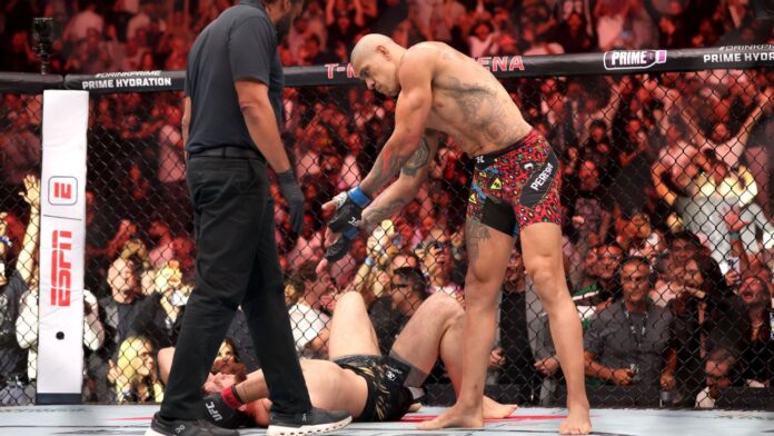 Poatan tira Ankalaev para nada, destrói russo em 80 segundos e retoma cinturão do UFC