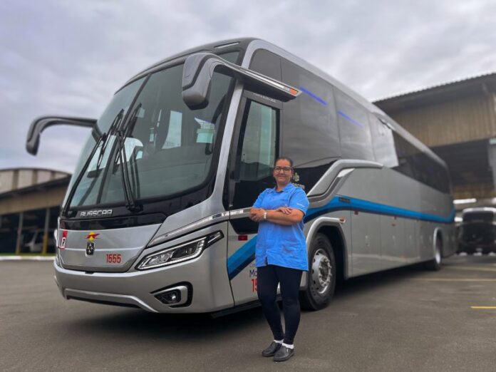 Primeira mulher a manobrar ônibus na Busscar é inspetora da qualidade e alcançou feito através de habilitação interna