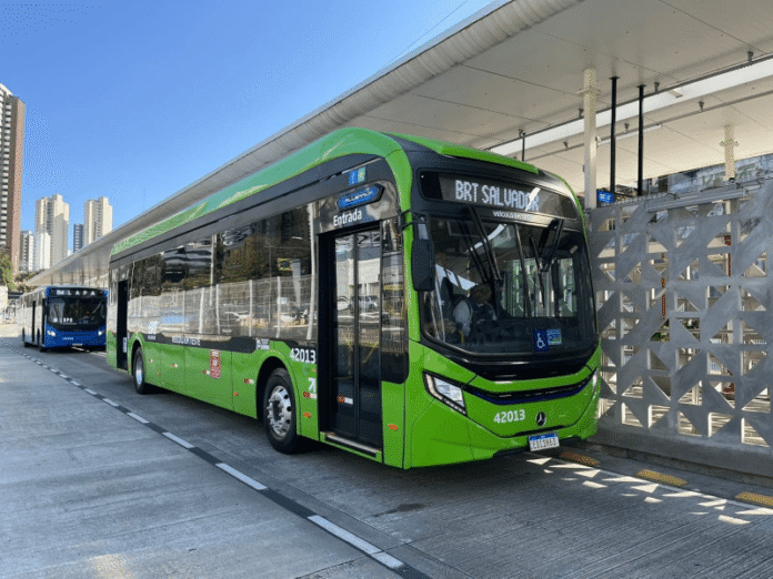 Salvador (BA) tem início de testes com novo ônibus elétrico Mercedes-Benz eO500U