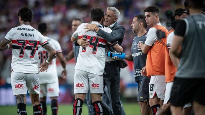 São Paulo suporta pressão após expulsão, vence o Fortaleza com fim de 'jejum' de Luciano e põe fim à sequência de derrotas