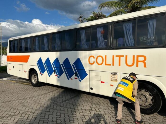 Sete ônibus são recolhidos durante operação do Detro-RJ na região da Costa Verde fluminense nesta terça-feira (14)