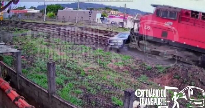 Trem da Rumo atinge caminhonete em Itirapina (SP) e deixa casal ferido nesta segunda-feira (13) 