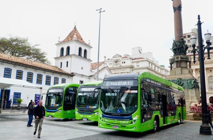 Três novas linhas turísticas Paulistar, de ônibus elétricos, registram cerca de mil passageiros transportados em domingo de estreia em São Paulo (SP)