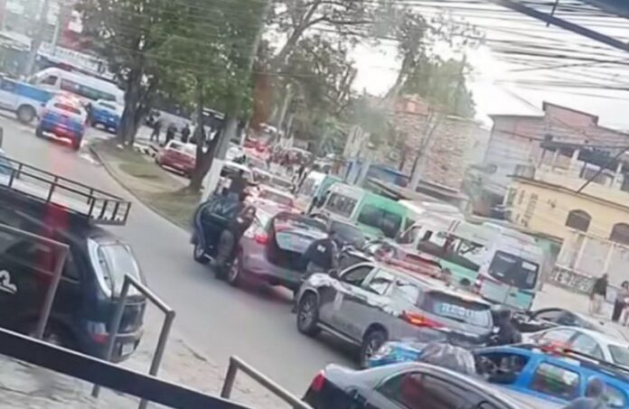 Três ônibus são sequestrados e utilizados como barricada na Pavuna, Zona Norte do Rio de Janeiro, na tarde desta segunda-feira (20)