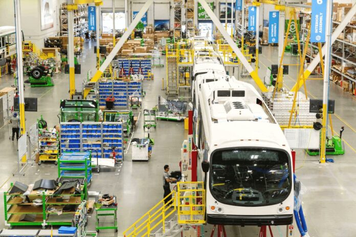 Trump assina decreto que impõe tarifas mais altas para ônibus e caminhões importados