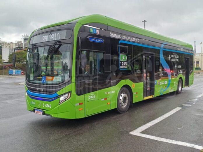 eO500U, o elétrico puro da Mercedes-Benz, já está presente em dez garagens da capital paulista e soma mais de 400 unidades