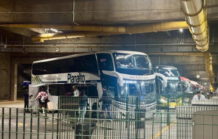 ClickBus instala totens de passagens em lojas da Casas Bahia e leva o rodoviário para o varejo de rua