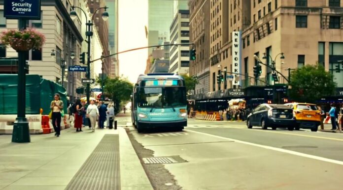 Lá fora, o ônibus ganha eleição. Aqui, ainda é tratado como problema
