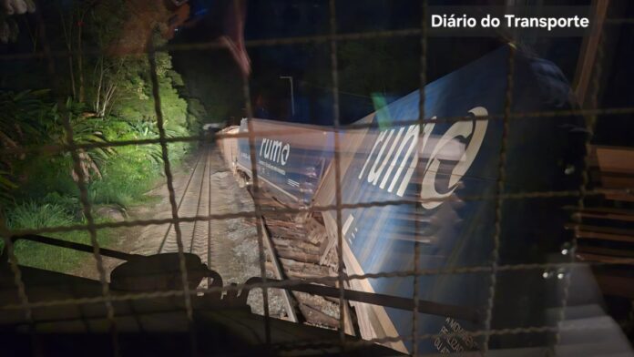 Trem de carga descarrila e é atingido por outra composição na Baixada Santista