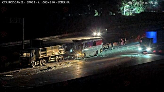 Ônibus, caminhão e automóvel se envolvem em grave acidente na Rodovia dos Bandeirantes; Corpo de Bombeiros confirma dezenas de vítimas