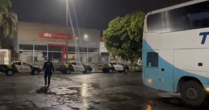 ANTT apreende cinco ônibus que operavam pela plataforma Buser em rodoviária de Uberaba (MG) nesta segunda-feira (03)