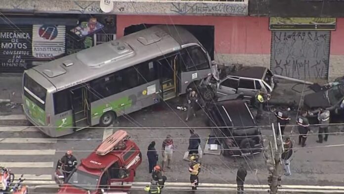 Acidente com micro-ônibus municipal de São Paulo na Brasilândia deixa feridos na manhã desta segunda-feira (24)