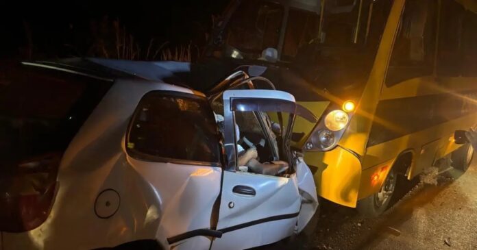 Acidente entre micro-ônibus escolar e carro deixa mortos na rodovia BA-172, em Feira de Santana (BA), na noite deste sábado (1º)