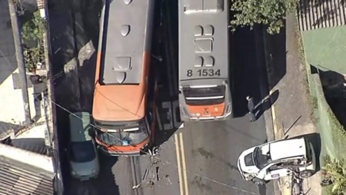 Acidente entre ônibus articulado e dois carros na Zona Oeste de SP interdita via parcialmente no Jardim Boa Vista na manhã desta terça (11)