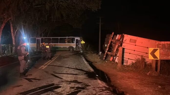Acidente entre ônibus com trabalhadores e caminhão deixa um morto e 15 feridos no Espírito Santo