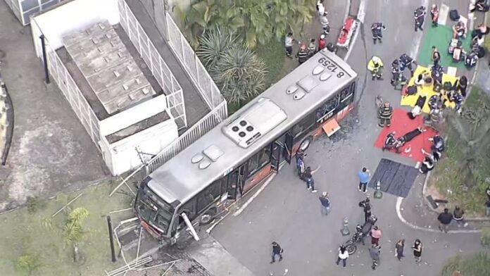 Acidente entre ônibus da Transpass, moto e cinco carros na Rodovia Raposo Tavares deixa vários feridos nesta segunda (17)