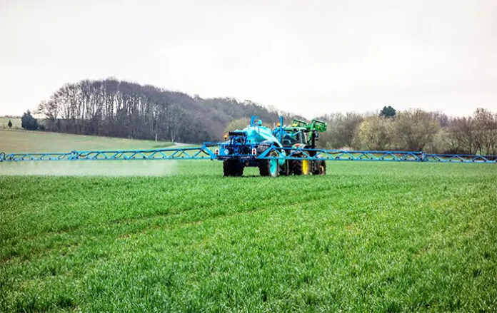 Brasil mantém ritmo forte e volta a superar 5 milhões de toneladas em entregas de fertilizantes em agosto, aponta Anda