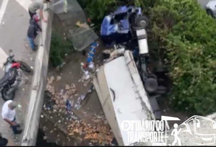 Caminhão cai de ponte na Marginal Tietê em São Paulo e deixa feridos nesta quarta-feira (5) 