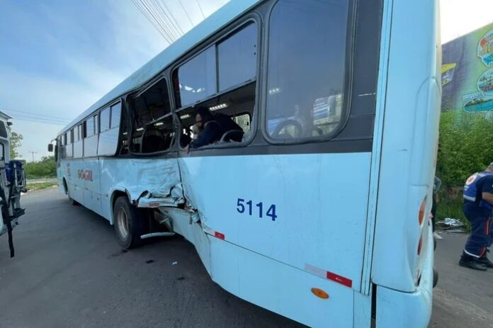 Colisão entre ônibus da Sogil e carreta deixa diversos feridos na RS-118, em Alvorada (RS), nesta terça-feira (04)
