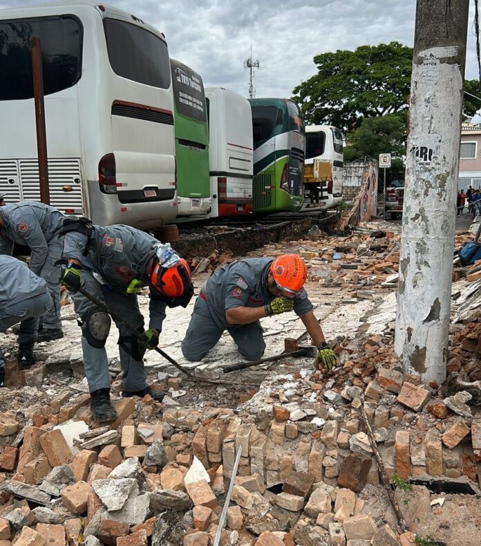 Desabamento no Brás, em São Paulo, deixa mortos e um ferido grave após muro ser atingido por ônibus