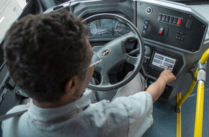 Dispositivo instalado em ônibus de Curitiba (PR) permite denúncia imediata de assédio à Guarda Municipal