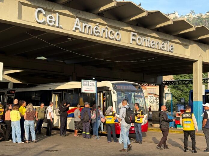 Dois ônibus da Transportadora Tinguá são recolhidos à garagem durante ação de fiscalização do Detro-RJ no Terminal Américo Fontenelle nesta quarta-feira (05)