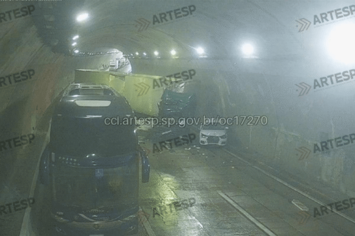 Engavetamento em túnel da Rodovia Carvalho Pinto, em Jacareí (SP), deixa feridos na tarde desta terça-feira (18)