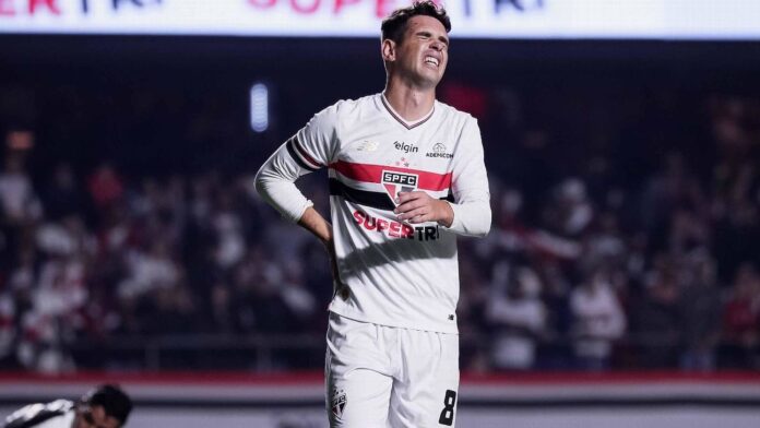 Exames de Oscar no São Paulo apontam alteração cardíaca; jogador é internado e permanece em observação