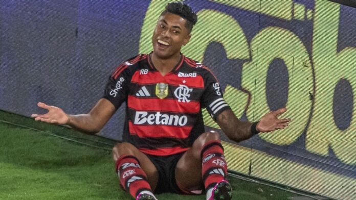 Flamengo ataca VAR por ignorar chute de Thiago Silva em Bruno Henrique: 'Erro absurdo e quebra de protocolo'