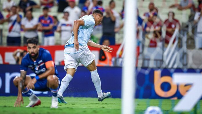 Fortaleza leva gol 'mais bizarro' do Brasileirão, empata com o Grêmio e se afunda no Z-4