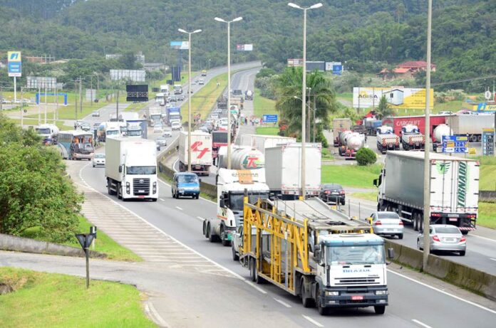 Frete rodoviário registra terceira queda seguida e atinge R$ 7,23 por km em outubro, aponta Edenred Frete