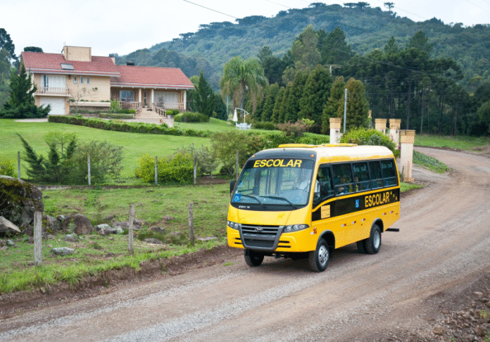 Governo de Goiás entrega 26 novos ônibus escolares Volare Attack 8 para atendimento de alunos em zonas rurais